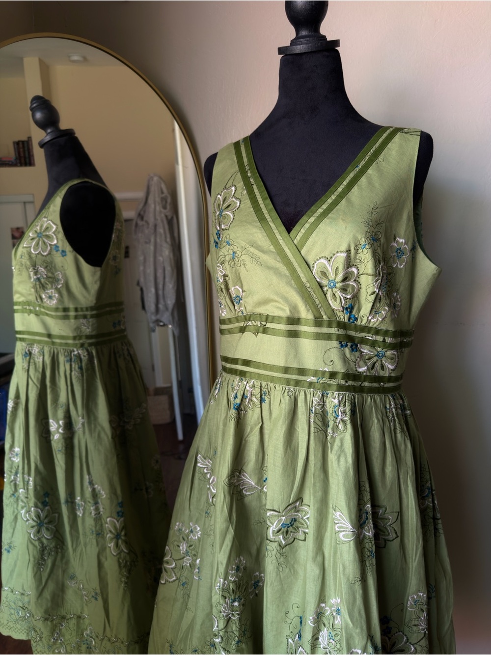 Embroidered fairy dress green spring summer floral 90s
Robbie Bee size 12